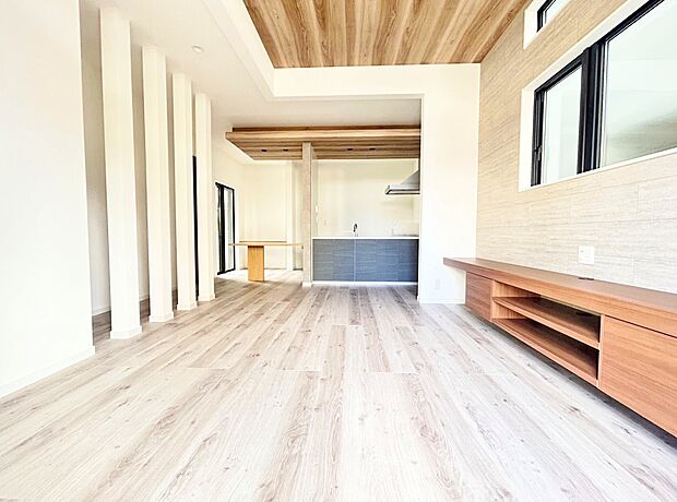 明るい日差しが注ぎ、心地よいリラックスタイムが過ごせそうです。