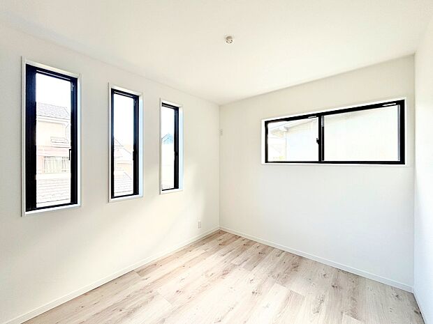 飾り窓からは心地良い光を取り込む落ち着きの空間です。