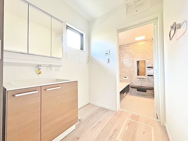 ゆとりある洗面スペースなら、朝の身支度と家事の時間が重なっても安心です。