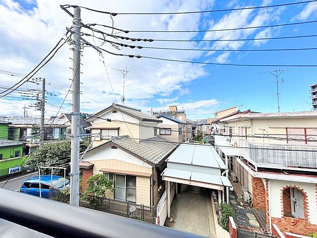 いつまでも輝き続けながら、いつしか街の風景に溶け込んでいきます。