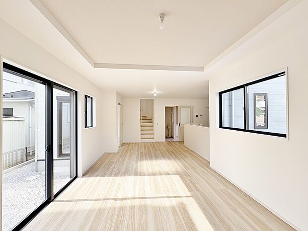 ポカポカと暖かな陽光が差し込む居住空間。