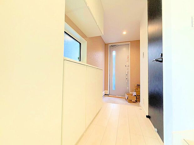 窓から外の光を通す、明るく広い玄関。