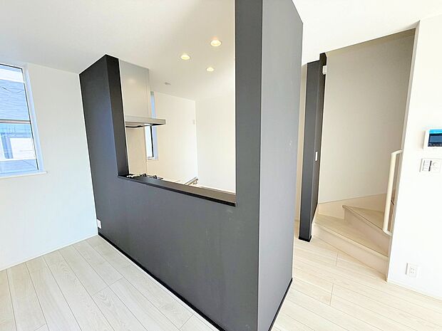 ダイニングとつながるキッチンからは家中が見渡せます。