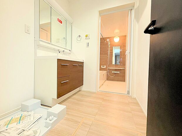 ゆとりある洗面スペースなら、朝の身支度と家事の時間が重なっても安心です。