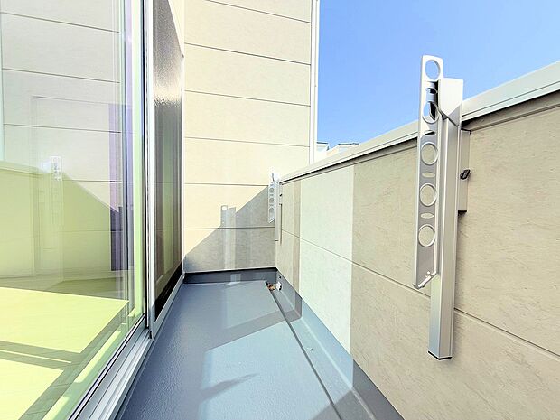 バルコニーからの明るい陽光がお部屋に差し込みます。