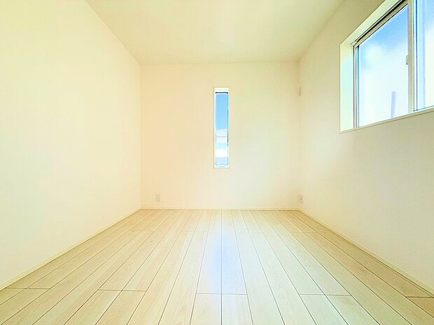 日々の疲れを癒すシンプルながらも洗練されたベッドルーム。