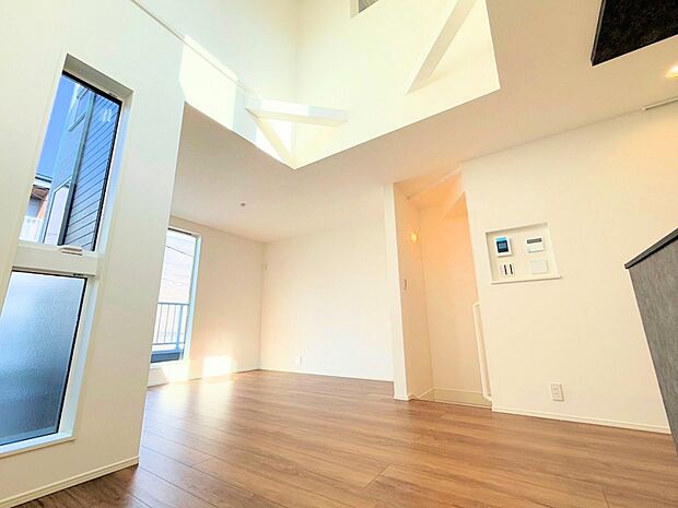 太陽の光と風を感じる、上質な吹き抜けのある空間。