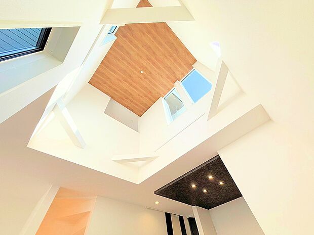 吹き抜けから降り注ぐ豊かな陽光がこの場所を照らしてくれます。