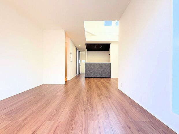 洗練された雰囲気のリビングは、長居したくなる居心地の良い空間です。