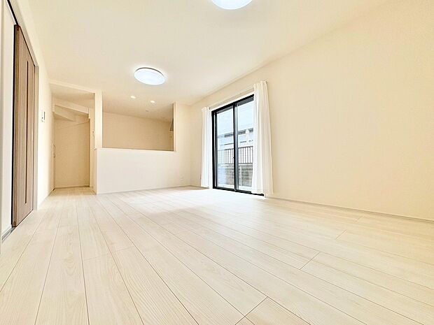 明るく開放的な空間が広がるキッチン・ダイニング・リビング。