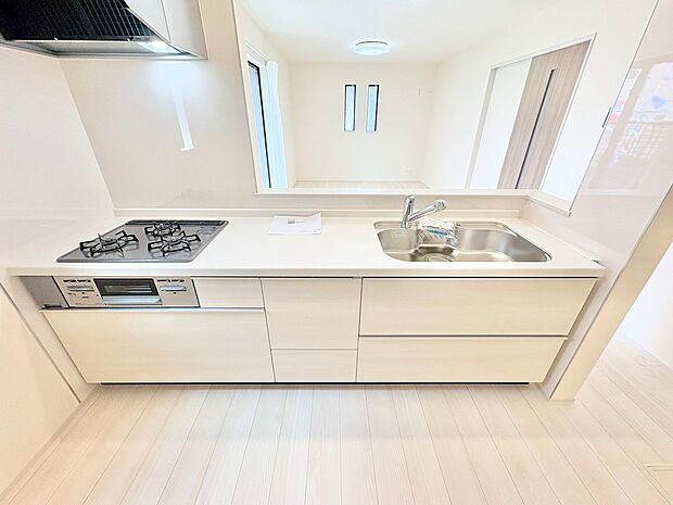 リビング全体を見渡せるよう対面式キッチンを採用しました。