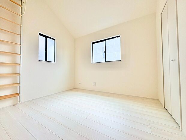 二面採光により陽光が差し込む温かみのあるお部屋。