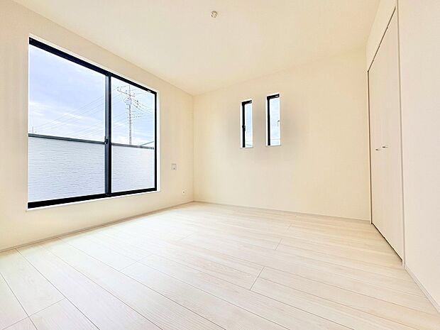 バルコニーからの明るい陽光がお部屋に差し込みます。