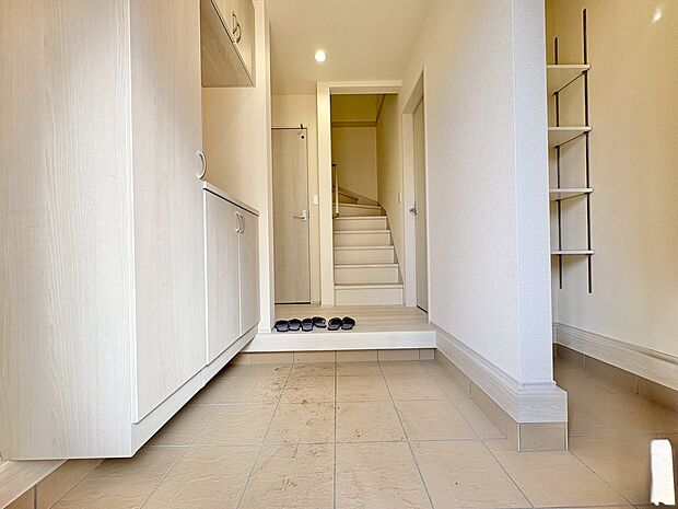 「行ってきます」と「ただいま」はこの玄関から始まります。