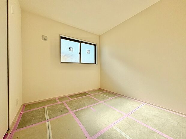 季節ごとに壁飾りや家具の配置を変えて楽しんでみませんか。(令和8年2月 撮影)