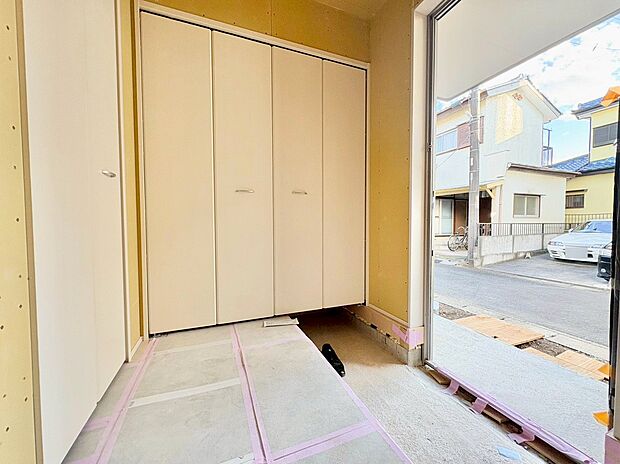 家のシンボルともいえる玄関は訪れる人を魅了します。(令和7年11月 撮影)