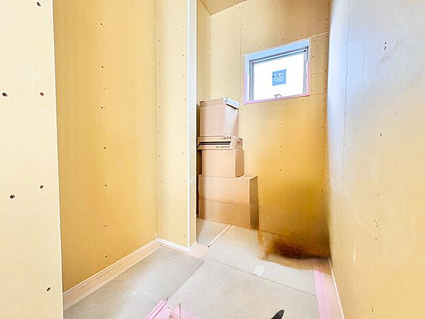 食料品のストックや非常食の備蓄などに便利な大容量パントリー。(令和7年11月 撮影)