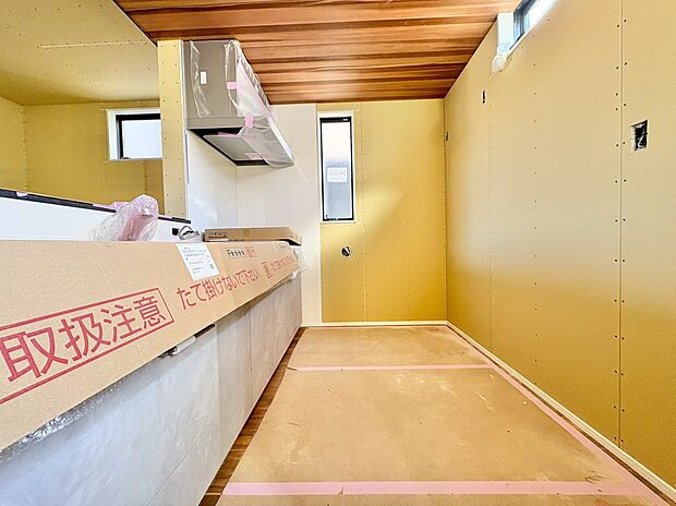 自然光が入る明るいキッチンは、作業スペースも広くとっています。(令和8年1月 撮影)