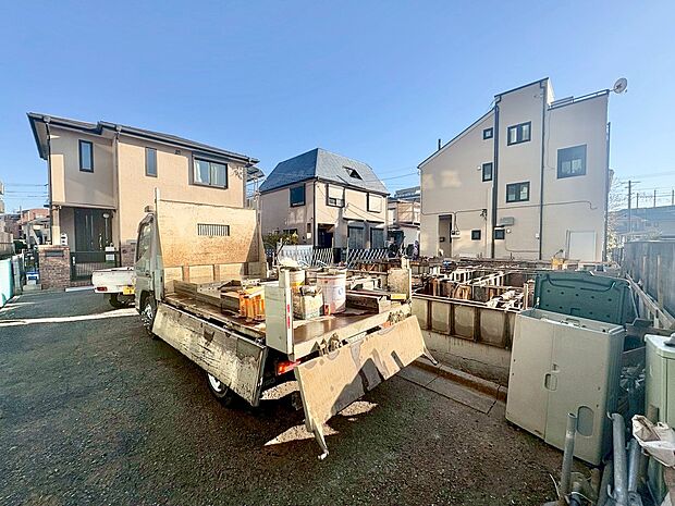 いつの時代も、利便性の高い場所の住まいは受け継がれる資産。(令和7年11月 撮影)