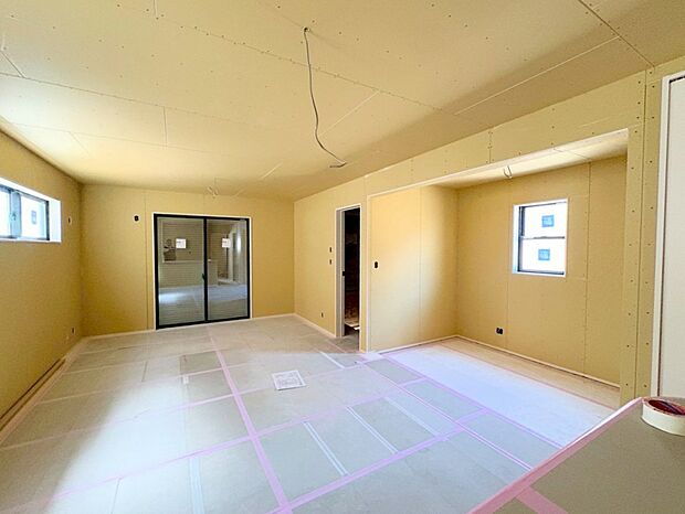 どこにいても各方面に視線が抜けて開放的な造り。(令和8年3月 撮影)