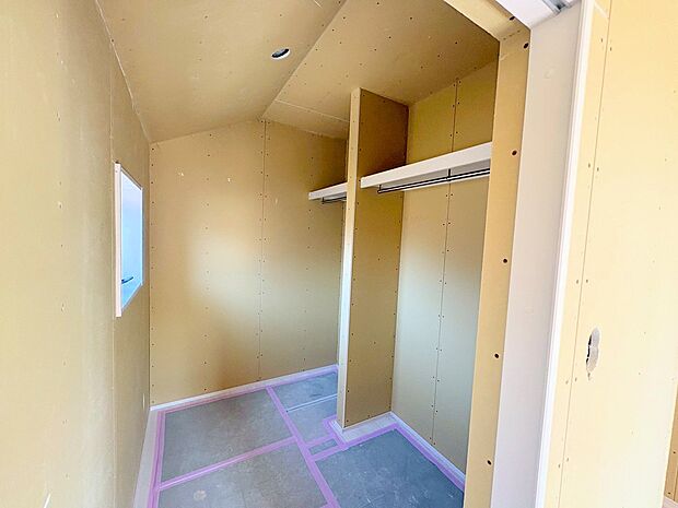 衣類や鞄、帽子など散らかりがちな小物類もすっきり収納可能。(令和8年3月 撮影)