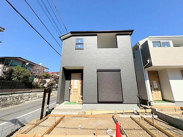 三方道路に面しており、陽当たり、通風良好なお住まいです。(令和8年3月 撮影)