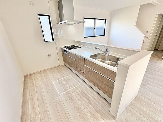 室内には豊かな陽光が注ぎ込み、爽やかな住空間を演出。