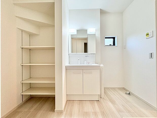 たっぷり収納可能な可動棚付きの洗面室です。