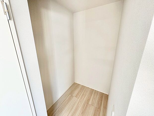 衣類や小物をたっぷり収納できます。