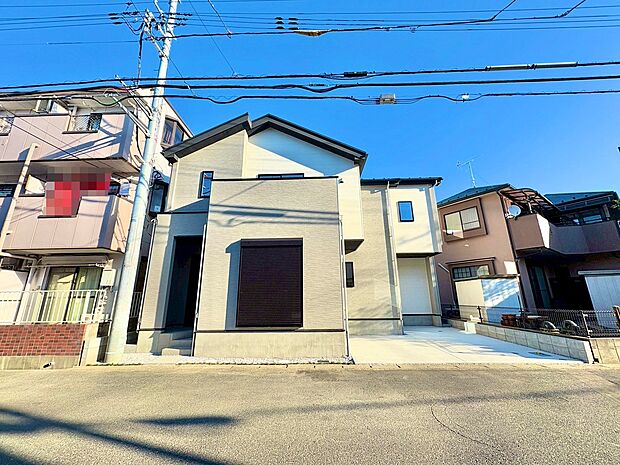 蒲生駅徒歩10分の立地。南西公道に面した明るい邸宅。