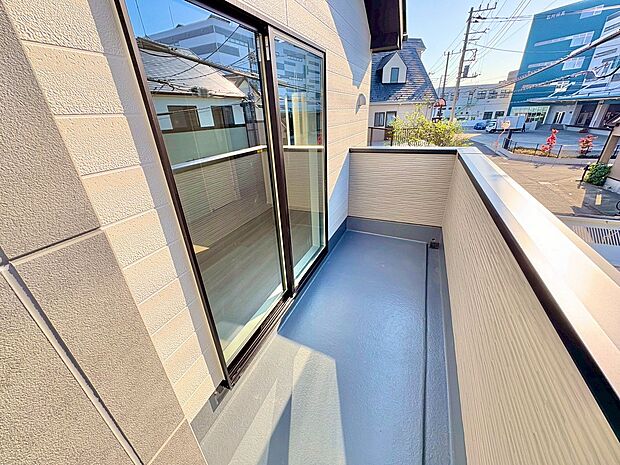 バルコニーに出た時、頬をなでる優しい風を感じます。