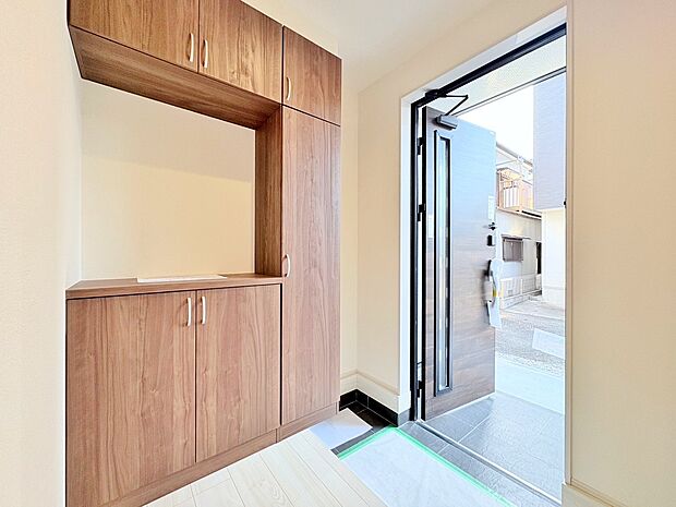 季飾のお花やグリーンを飾ってマイホームを創り上げてください。