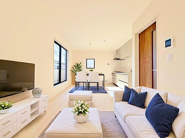 2階に設けたLDKはバルコニーに面しており通風と採光を確保しています。※現況物件写真にCG画像処理済み