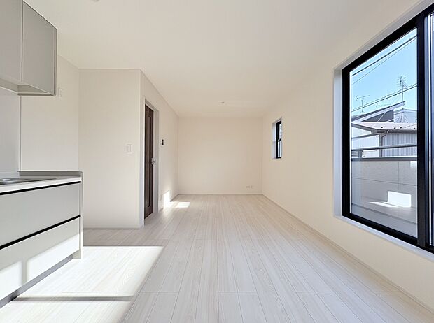 キッチンからリビングまでたっぷりと光が注ぎ、明るく気持ちの良いLDK。