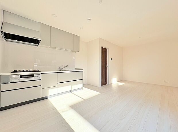 壁に沿ったキッチンレイアウトは空間も広々と使えるのが魅力です。