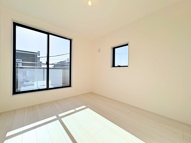 日照に恵まれたお部屋。豊かな陽光がこの場所を照らしだします。