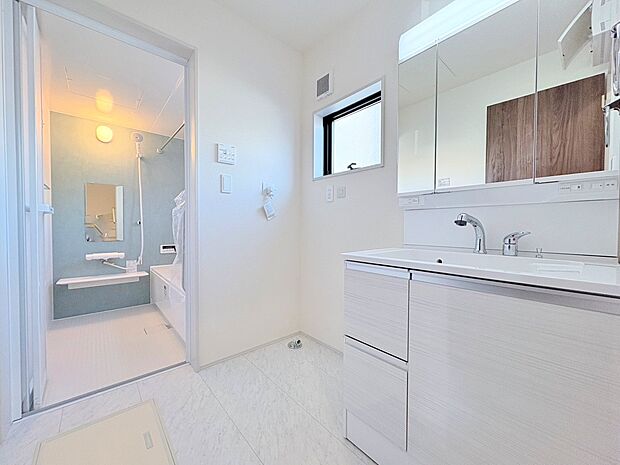 毎日使う場所だからこそ、明るく清潔感溢れる脱衣所に仕上げました。