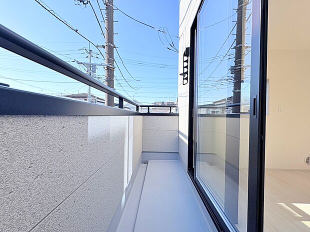 バルコニーを二面確保しています。頬をなでる優しい風を感じます。