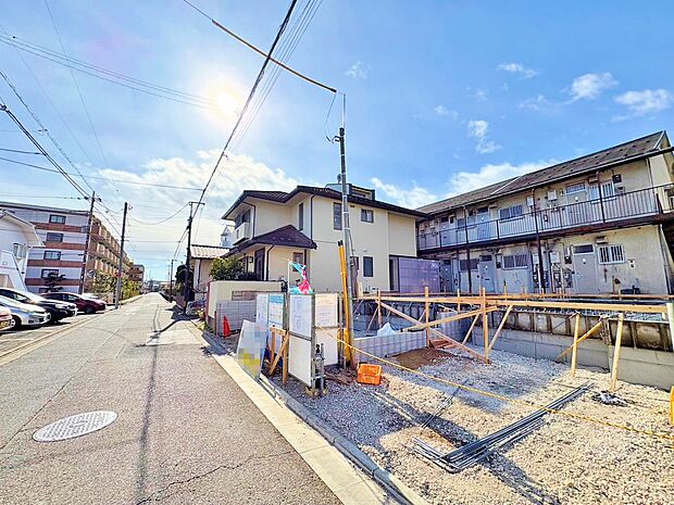 前面道路はゆとりある5m幅員で駐車時も安心です。(令和8年1月 撮影)