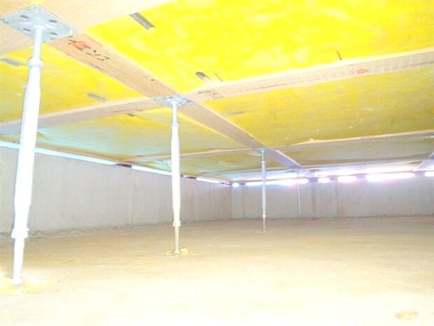 【鋼製床束】腐食に強い「鋼製床束」で床を力強く支えています