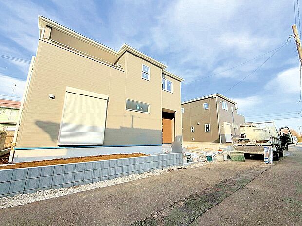 右が当物件。ゆったりした時間が流れる住環境。(令和8年1月 撮影)