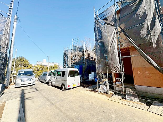 リビングはアクセントクロスと折上天井でおしゃれな空間に仕上げます。(令和8年1月 撮影)