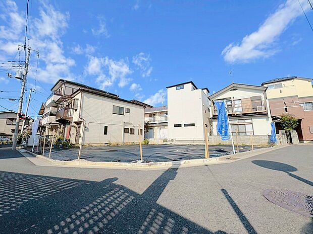 リビングには便利な可動棚付きの収納を備えました。(令和7年11月 撮影)