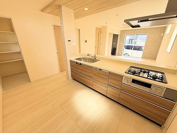 対面式キッチンはお料理しながら家中が見渡せ、家族の会話も弾みます。