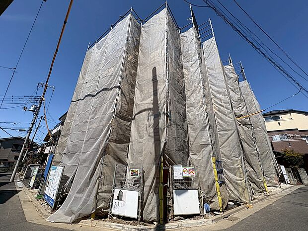 南浦和駅まで徒歩17分の立地。開放感のある角地に面しています。(令和8年3月 撮影)