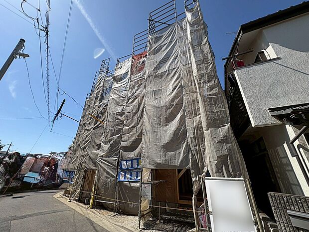 雨や風、雪などから車を守ってくれるビルトインガレージを採用。(令和8年3月 撮影)