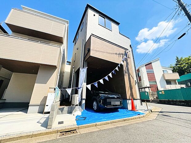 雨や風、雪などから車を守ってくれるビルトインガレージを採用。
