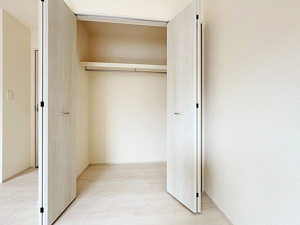 奥行きのあるクローゼットを採用しました。