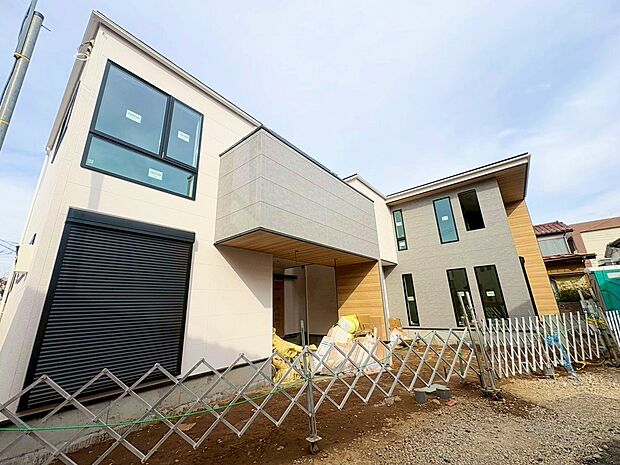 左側が当物件。全居室2面採光で陽当たり・通風良好です。(令和8年2月 撮影)