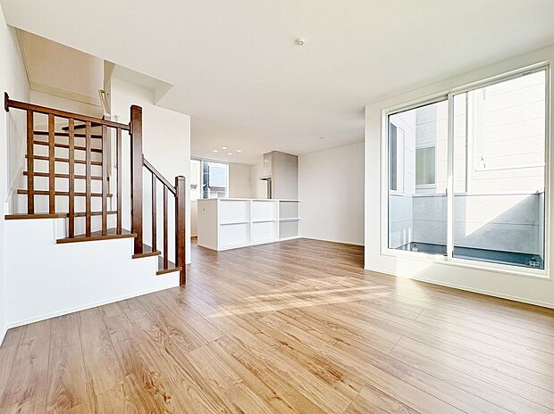 採光通風を確保した心地よいリビング空間を2階に設けました。